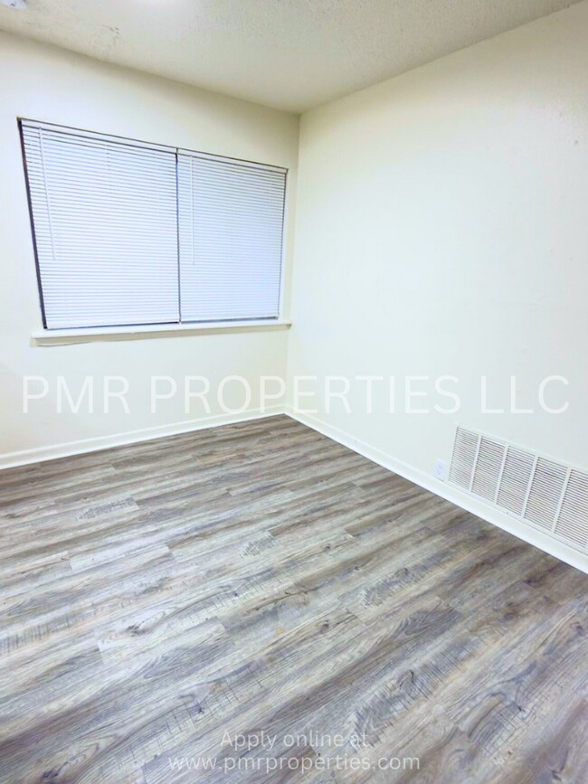 Building Photo - 2 Bedrooms/1 Bathroom House