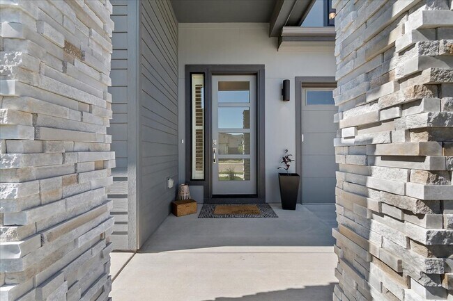 Building Photo - Custom Model Home on the Meridian Bluff