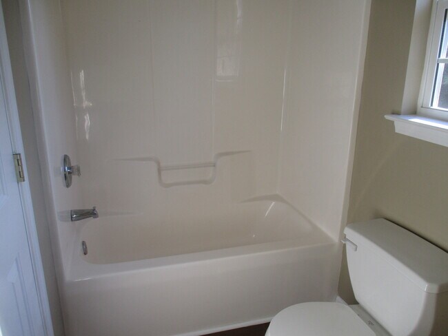 Hall bath upstairs - 2664 Thistle Brook Dr