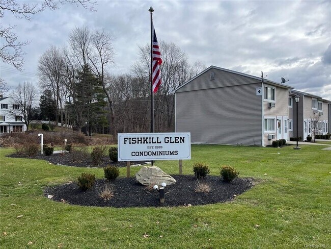 Building Photo - 3 Fishkill Glen Dr