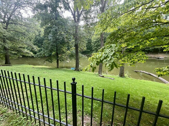 Building Photo - Three bedroom in Glen Carbon
