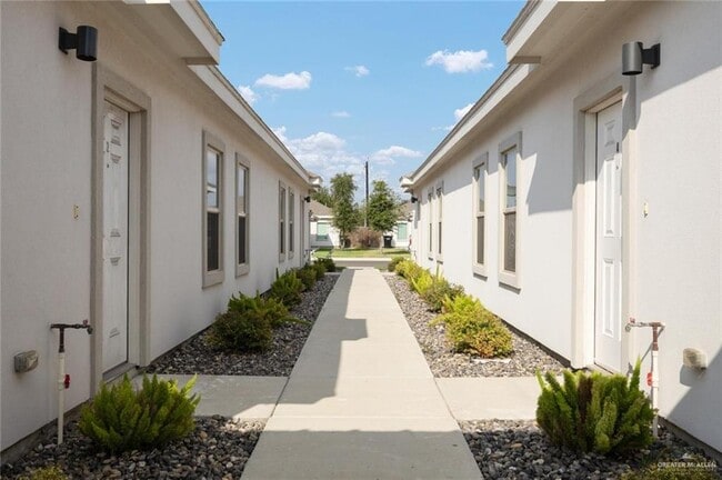 Foto del edificio - 5709 Sandpiper Ave