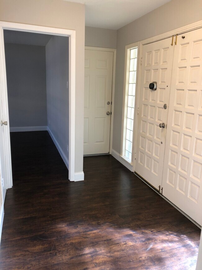 Foyer/Entrance - 802 Brookhurst Dr
