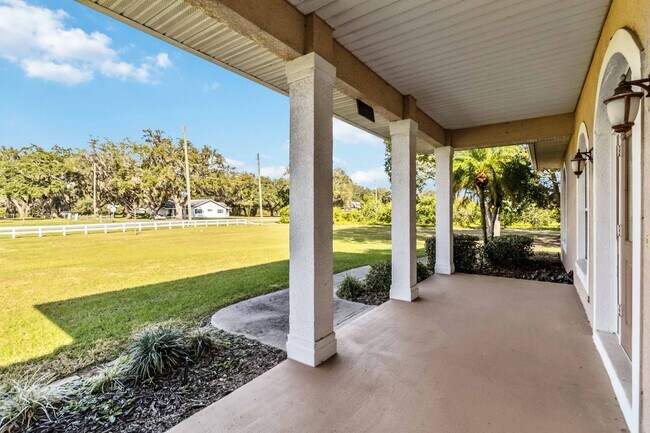 Foto del edificio - Beautiful 4/3.5 Home Located on Over An Ac...