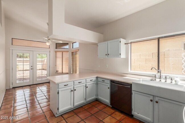 Building Photo - 3715 N Rosewood Ave