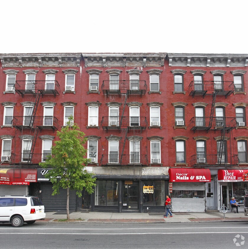 Building Photo - 779 Grand St
