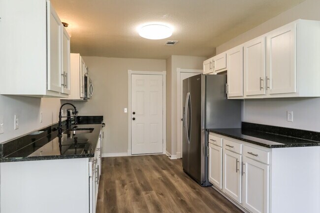 Building Photo - 818 Elmwood St