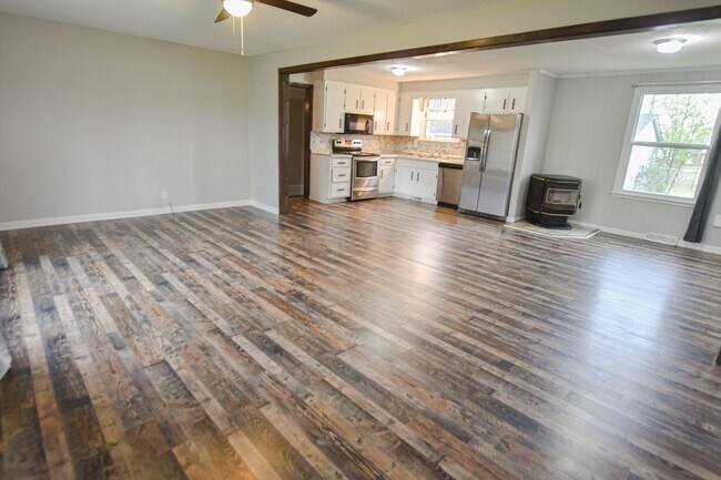 Building Photo - Pet Friendly Three Bedroom!