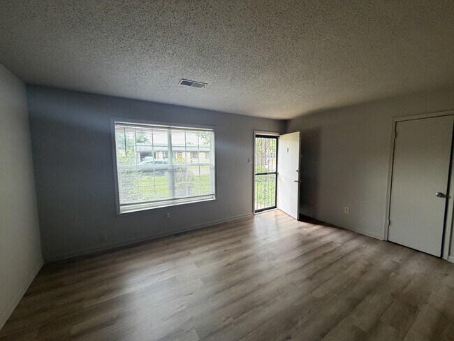 Foto del edificio - 905 Maple Dr