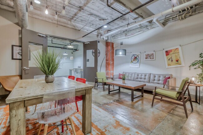 Building Photo - 500 S Ervay St