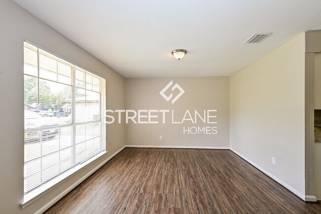 Foto del edificio - REDUCED! - Charming 3 Bedroom in Houston!