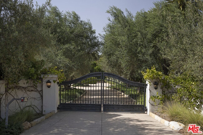 Building Photo - 4110 Creciente Dr