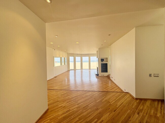 Building Photo - 3505 Ocean Front Walk