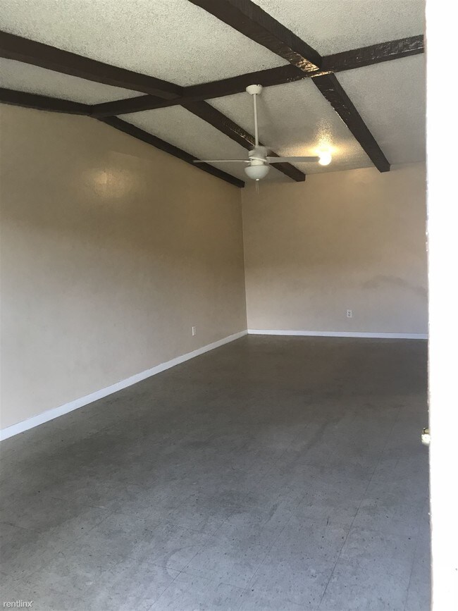 Building Photo - 3067 Saint Paul Dr
