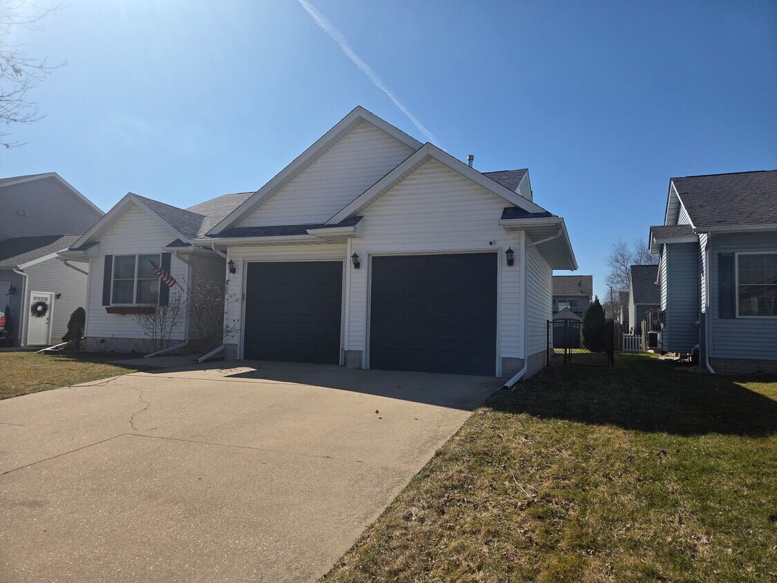 Building Photo - 905 Cypress Dr