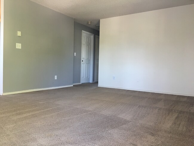 Building Photo - 4925 SE 71st Ave