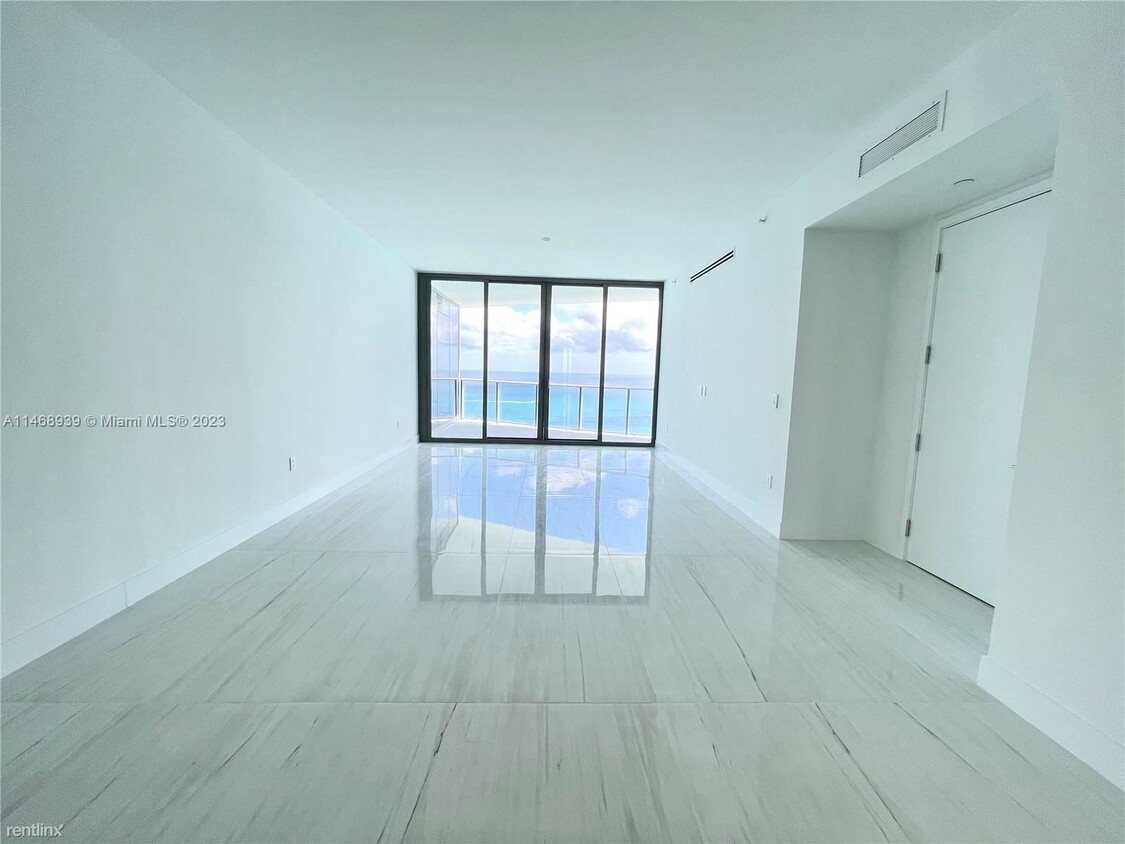 Foto principal - 2 br, 2.5 bath Condo - 15701 Collins Ave U...