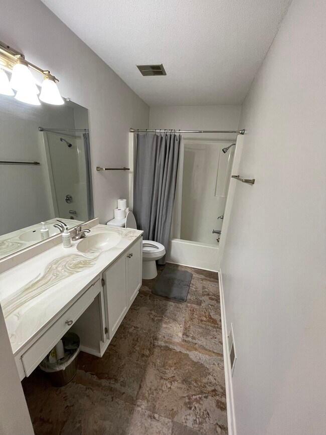 Building Photo - 204 Lamplighter Cir