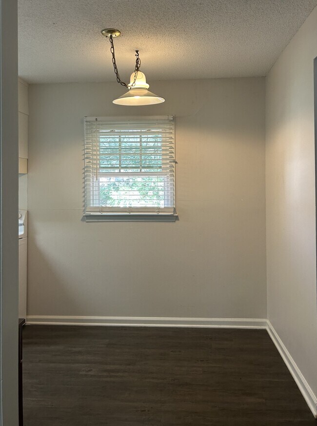 Zona de comedor entre el salón y la cocina. - 219 H Northpoint Avenue