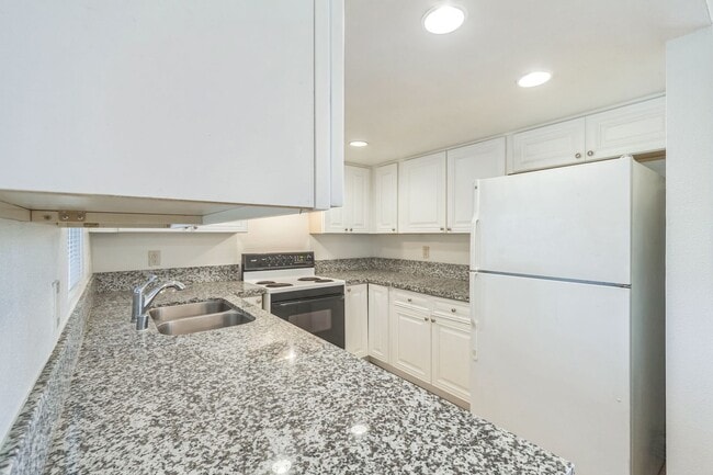 Building Photo - 5301 E Waverly Dr