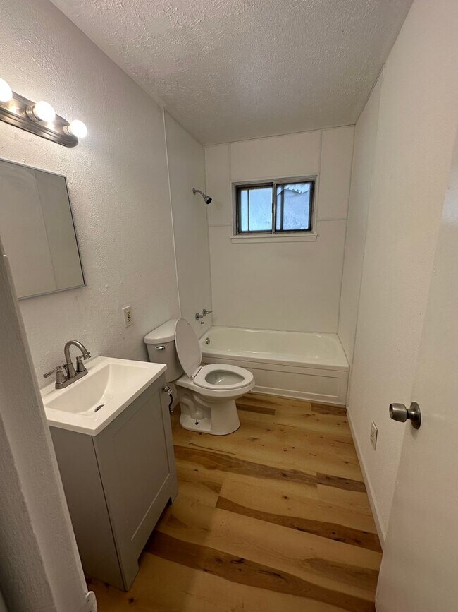 Foto del edificio - 4 Bedroom Single Lee/Harvard Area