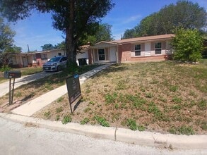 Building Photo - 221 Park Ln