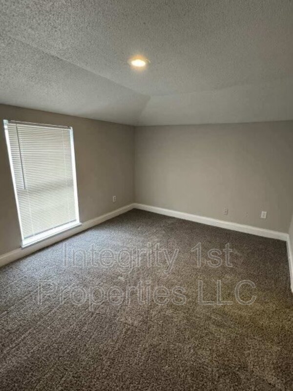 Building Photo - 1109 E Truman Rd
