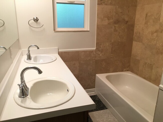 Foto del edificio - 1779 S Foothill Dr