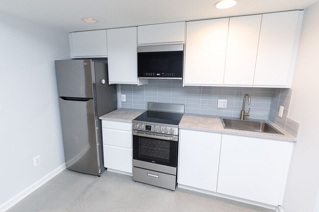 Building Photo - Prime Logan Circle Studio with In-Unit W/D!