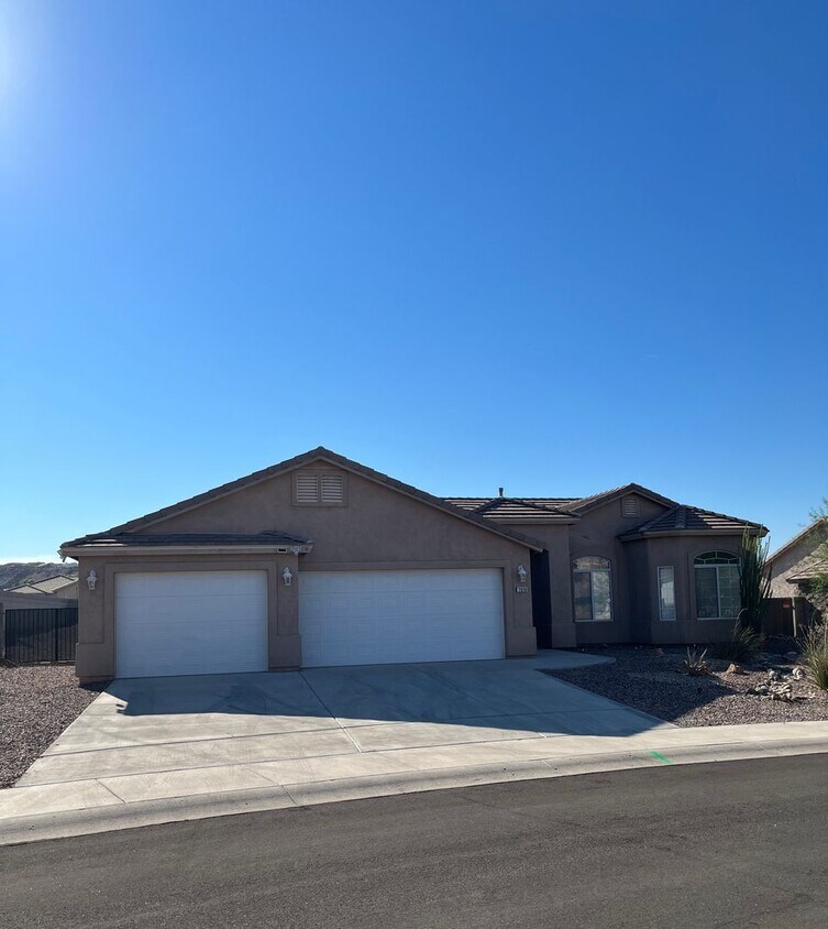 Primary Photo - VACATION RENTAL-2 bedroom/2 bath + Den