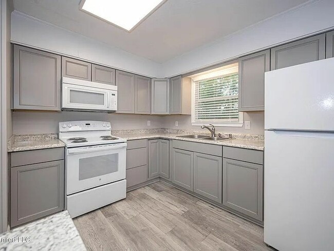 Building Photo - 206 Beverly Dr