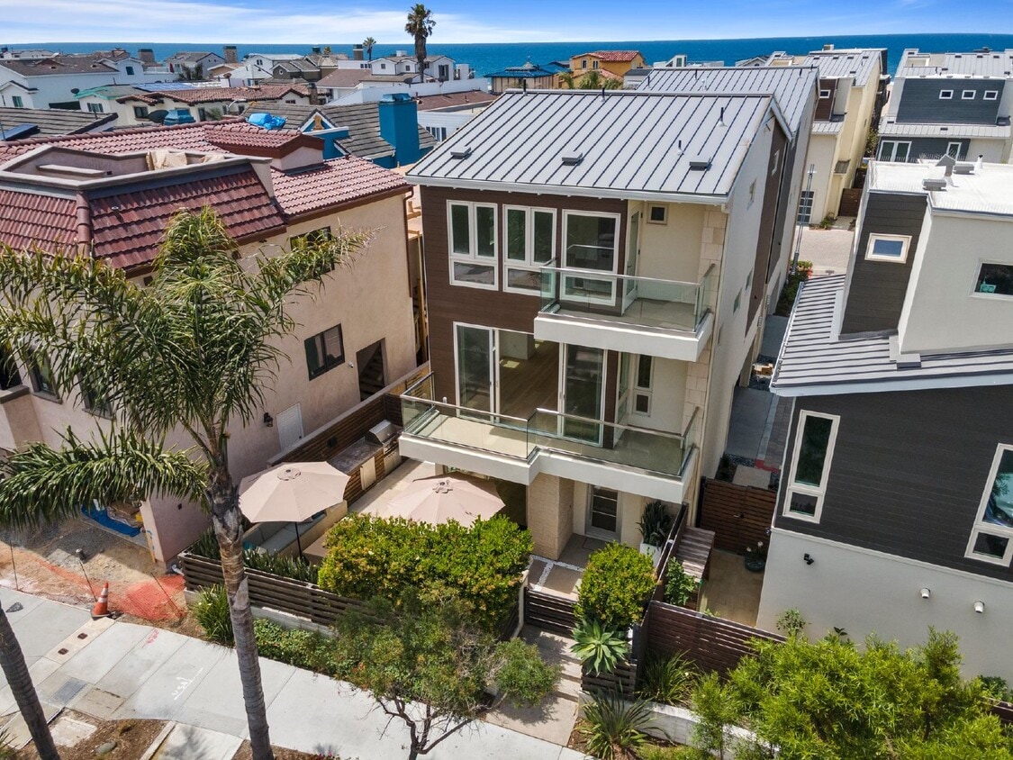 Primary Photo - Contemporary luxury in a prime beachside l...