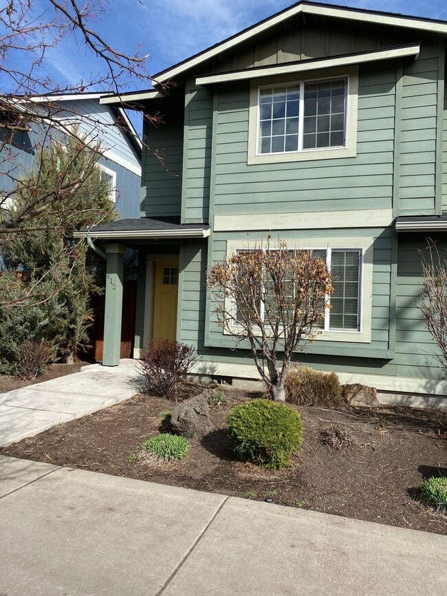 Building Photo - 812 NE Ross Rd