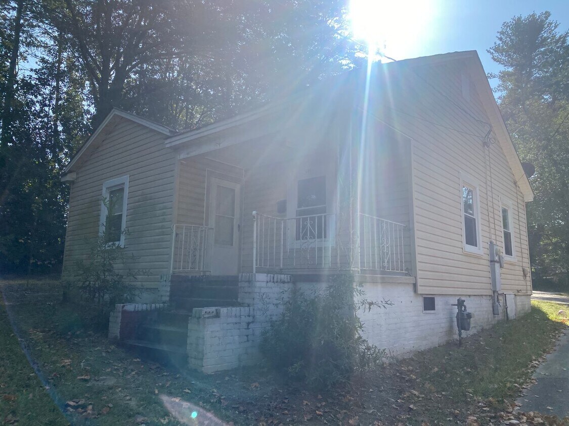 Primary Photo - 2/1 walking distance to uptown Shelby