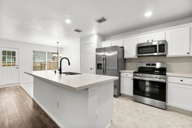 Foto del edificio - 302 Sentry Maple Pl