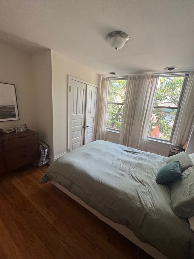 Building Photo - Great Wicker Park Location! Renovated 2 BR!