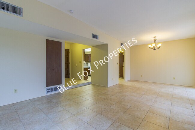 Foto del edificio - 2618 S Camino Seco