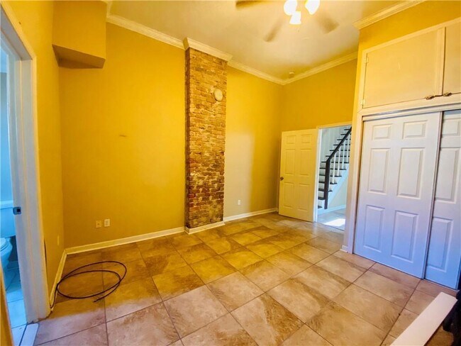 Building Photo - 932 Lamanche St