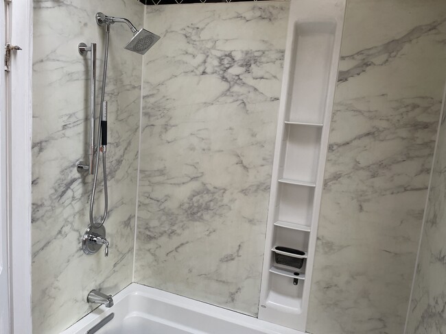 Building Photo - 807 Clocks Blvd