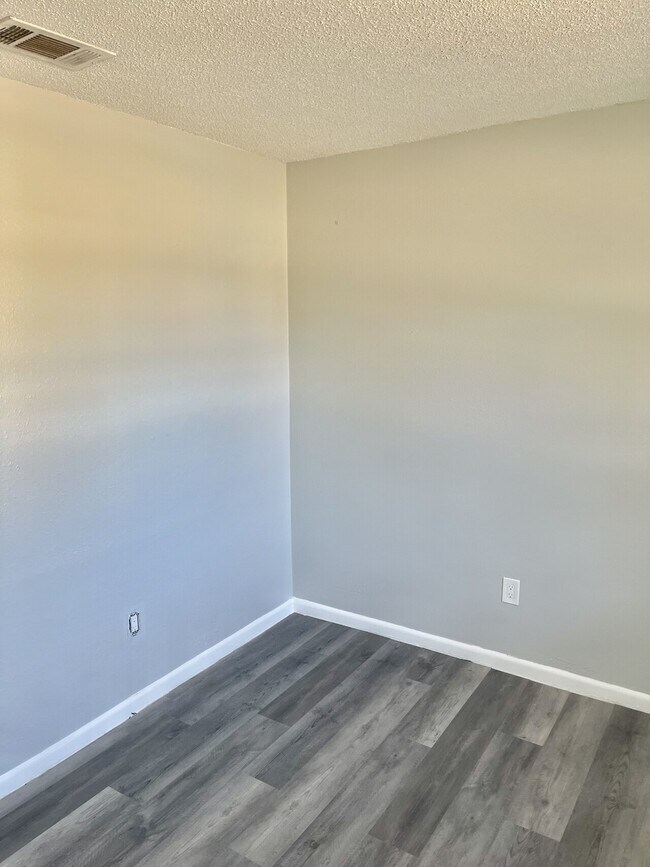 Foto del edificio - Lauradale Dr.