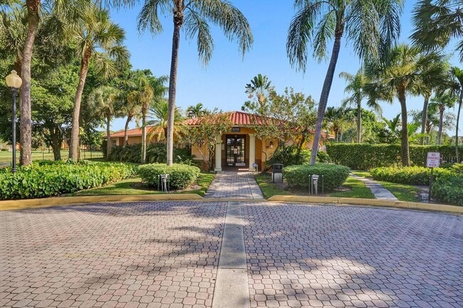 Photo - Fully Renovated 3BD/2BA in Lakes of Jacaranda - Plantation Apartment