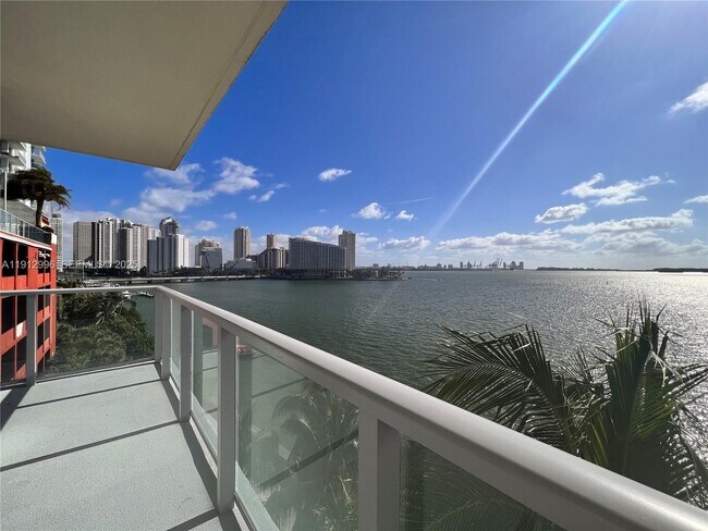Building Photo - 1155 Brickell Bay Dr