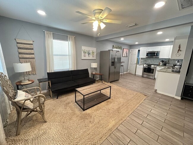 Building Photo - Beautifully Updated Furnished 2 Bed 1 Bath with Fenced Yard!