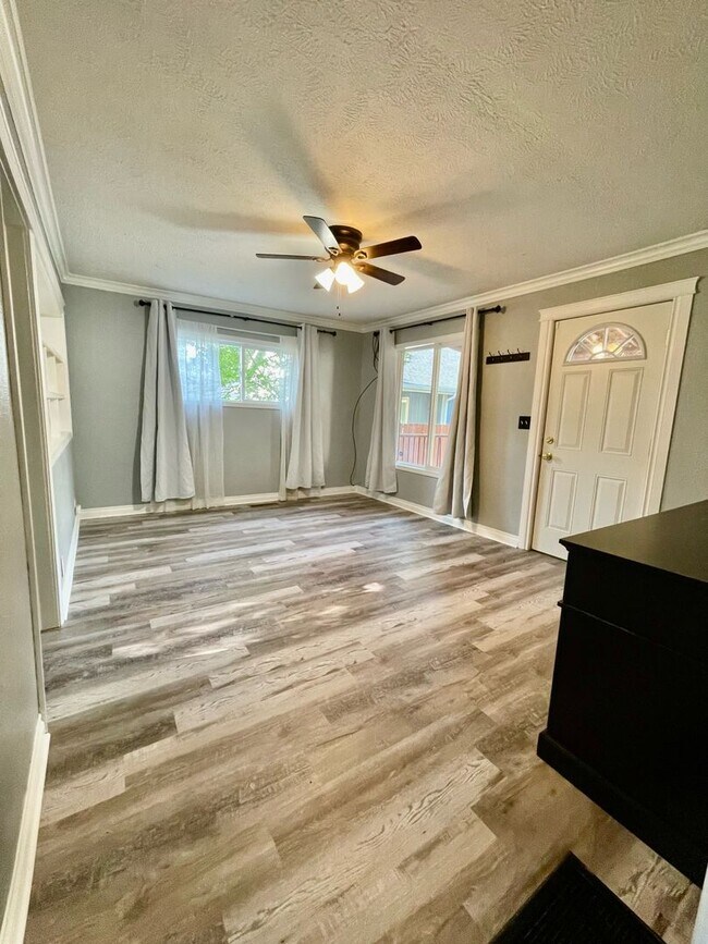 Foto del edificio - Stunning 3 Bed, 1 Bath Home on South Hill!