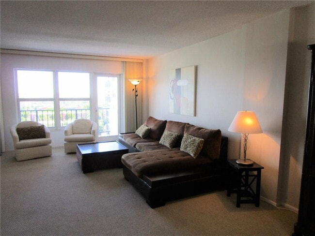 Building Photo - 405 N Ocean Blvd