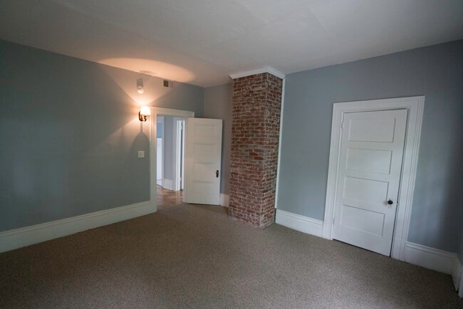 Building Photo - 658 Maple Ln