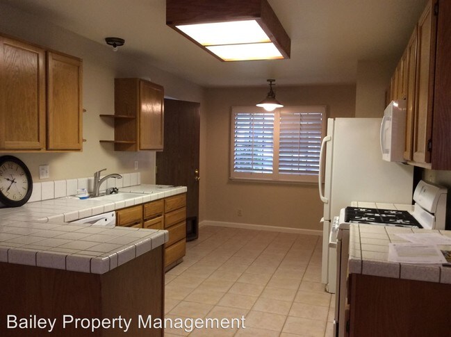 Building Photo - 1060 Sunbird Dr