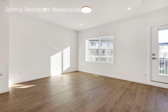 Building Photo - AMAZING 4 BEDS/ 2.5 BATHS TOWNHOUSE WITH A...