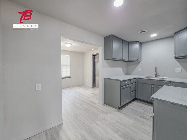 Foto del edificio - Charming and Newly Renovated 4-Bedroom Hom...