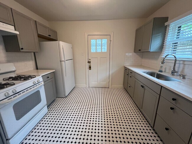 Foto del edificio - Cherrywood Bungalow for Rent